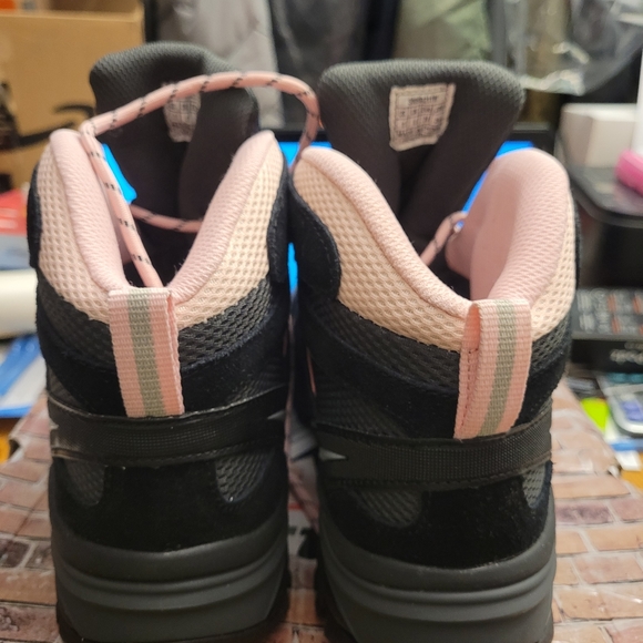 Ladies Hiking Boots - Picture 5 of 10